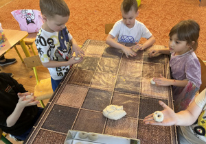 dzieci przy stoliku lepią z masy solnej