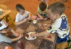 Chłopcy wykonują pracę plastyczną