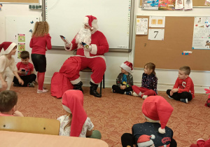 Dziewczynka odbiera prezent od Mikołaja