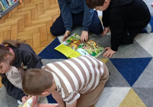 Dzieci oglądają książeczki