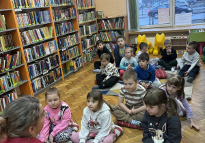 Pani bibliotekarka czyta dzieciom książeczkę