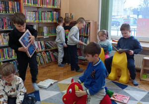 Dzieci oglądają książeczki