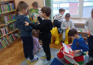 Dzieci oglądają książeczki