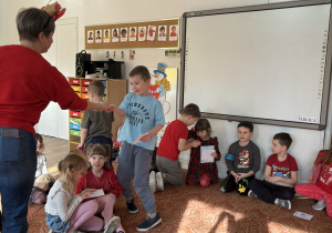 Chłopiec otrzymuje walentynkę