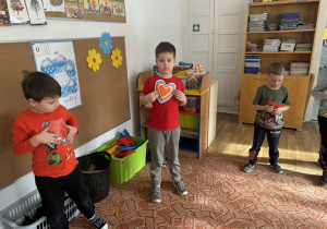 Chłopcy przykładają serca do piersi