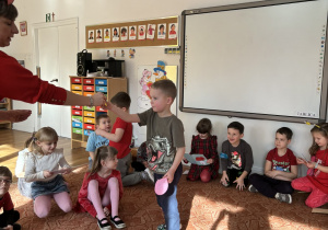 Chłopiec otrzymuje walentynkę