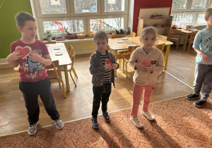 Dzieci przykładają serca do piersi