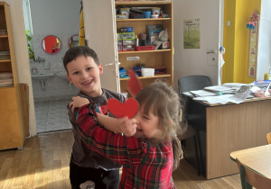 Chłopiec i dziewczynka tańczą