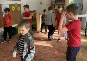 Slalom dzieci pomiędzy sercami