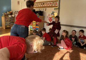 Dziewczynka otrzymuje walentynkę