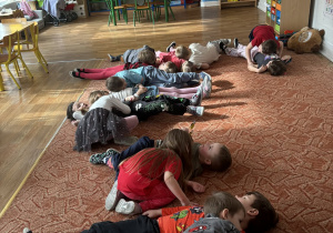 Dzieci nasłuchują bicia serca kolegi