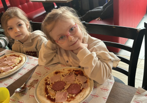 Dzieci prezentuję swoje pizze