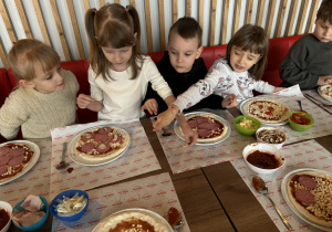 Dzieci prezentują swoje pizze