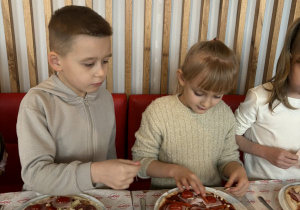 Dzieci prezentują swoją pizzę