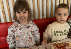 Dzieci prezentują swoją pizzę