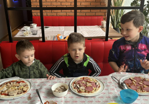 Dzieci prezentują swoją pizzę
