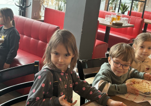 Dzieci prezentują swoją pizzę