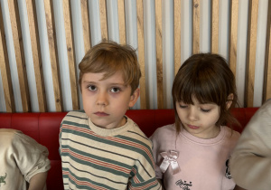 Dzieci prezentują swoją pizzę