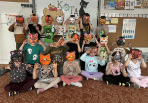 Grupa dzieci w maskach kota na twarzy