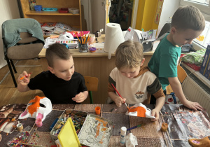 Dzieci ozdabiają maskę kota