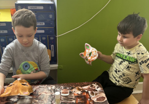 Dzieci ozdabiają maskę kota