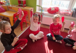 Dzieci pokazują połówki serc