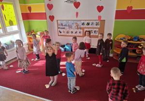 Dzieci biorą udział w zabawie orientacyjno-porządkowej