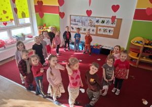 Dzieci biorą udział w zabawie orientacyjno-porządkowej