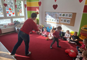 Nauczycielka rozdaje dzieciom walentynki