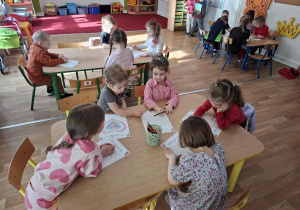 Dzieci wykonują kartę pracy - kolorują serca