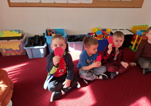 Chłopcy pokazują połówki serc