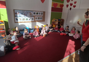 Nauczycielka rozdaje dzieciom walentynki