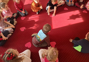 Dzieci dopasowują do siebie połówki serc