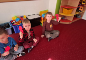 Chłopcy pokazują połówki serc