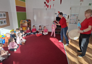 Nauczycielka rozdaje dzieciom walentynki