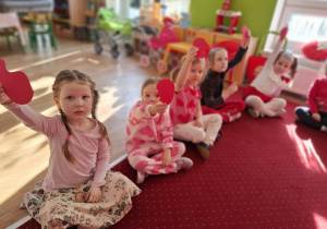 Dzieci pokazują połówki serc