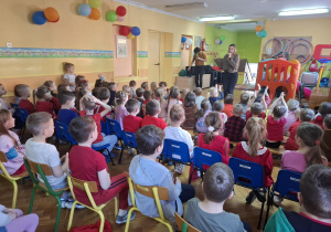 Dzieci oglądają występ wokalistki