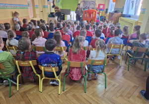 Dzieci oglądają występ wokalistki