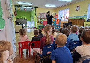 Dzieci oglądają występ muzyczny