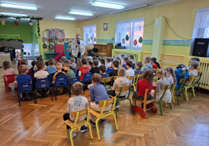 Dzieci oglądają występ