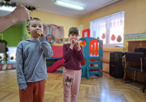 Dzieci dmuchają w ustniki