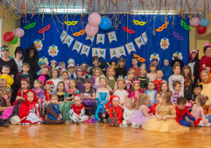 Dzieci ze wszystkich grup razem z pracownikami przedszkola pozują do wspólnego zdjęcia
