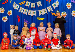 Dzieci z grupy pierwszej pozują do wspólnego zdjęcia