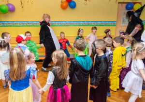 Dzieci i panie uczestniczą we wspólnej zabawie