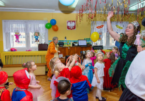 Dzieci odbijają balony w powietrzu