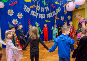 Dzieci z grupy starszaków stoją w kole