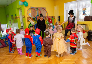 Dzieci z grupy maluchów stoją w kole