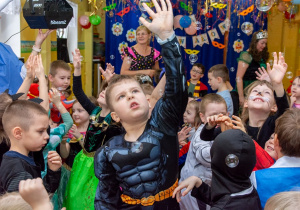 Dzieci łapią bańki mydlane