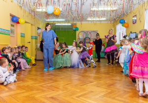 Dzieci z grupy drugiej prezentują swoje przebrania