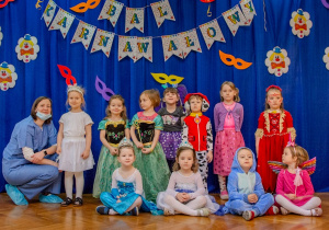 Dzieci z grupy drugiej pozują do wspólnego zdjęcia